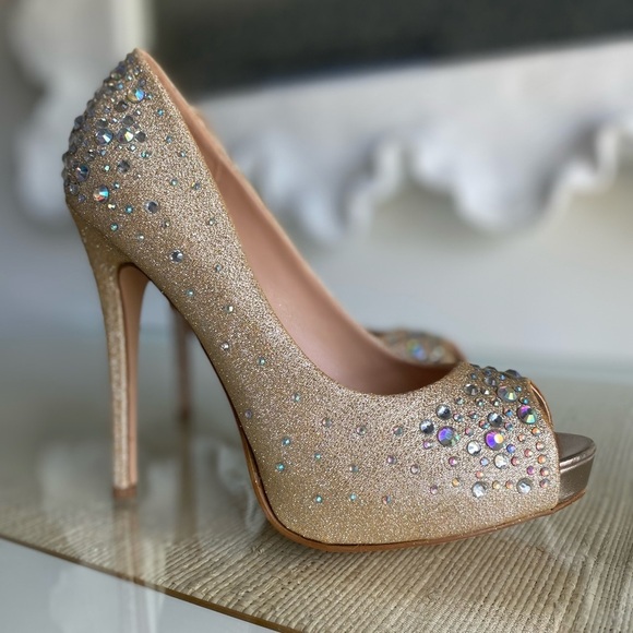 Fabulicious Shoes - Nude Platform Peep toe heel pumps size 6 new in box